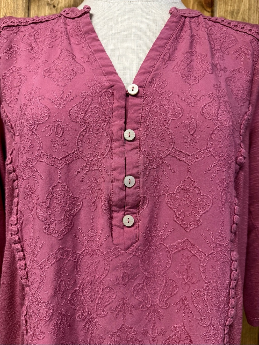 Democracy Large Mauve Embroidered Boho Split V-neck Roll Tab Blouse - Picture 3 of 7